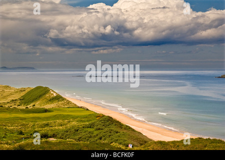 Vue sur le parcours de golf Royal Portrush vers Port Camargue Banque D'Images