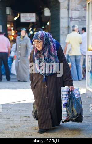 La Turquie , Istanbul , Misir Carsisi Spice Bazaar ou ou marché égyptien , 17e siècle construit , ploie vieille dame au hajib & jilbab Banque D'Images