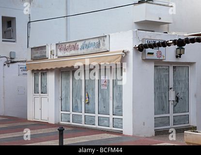 Supérette fermée en ville touristique Cala d'or Majorque Espagne Banque D'Images