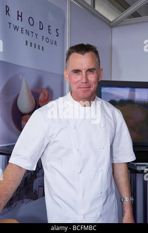 Goût de Londres , le célèbre chef Gary Rhodes dans les blancs sur ses vingt quatre son blanc soupe de tomate était à tomber ! Banque D'Images