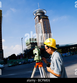 Surveyor théodolite et travaillant dans le district de Pudong à Shanghai en Chine. Banque D'Images