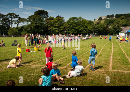 Les jeunes enfants en compétition dans des courses à l'école primaire la journée des sports, Aberystwyth Wales UK Banque D'Images