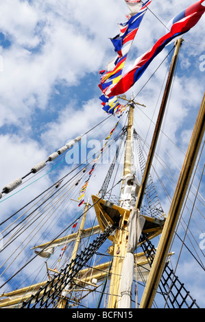 À la recherche de navires à voile mât sur le Kruzeshtern avec drapeaux gréement et suaires Banque D'Images