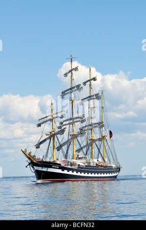 Grand voilier russe Kruzenshtern seul en mer de Buzzards Bay Cape Cod Banque D'Images