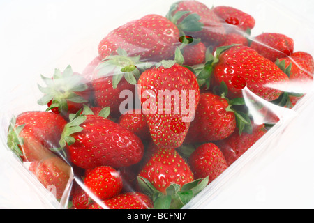 Fraises dans un package avec couvercle en plastique Banque D'Images