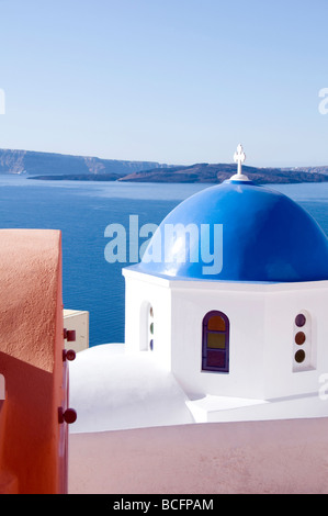 Dôme bleu églises et l'architecture des Cyclades classique sur la mer Méditerranée à l'Oia santorini célèbre île grecque Banque D'Images