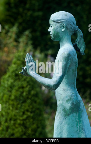 Statue de jeune fille appelée la 'lampe de la sagesse'. Statue jardin ornemental à Waterperry jardins, l'Oxfordshire. L'Angleterre Banque D'Images