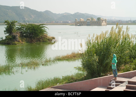 Woman près de Jal Mahal palais d'eau. Jaipur, la Ville Rose, l'état du Rajasthan, en Inde. Banque D'Images