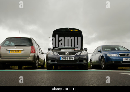 Voiture en panne dans un parking de l'aéroport Banque D'Images