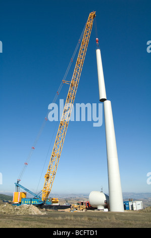 Travaille à l'assemblage une éolienne Alberona Italie Banque D'Images