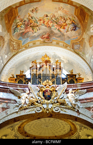 VIENNE, Autriche — partie de l'orgue à pipe et plafond décoré de façon ornée à Karlskirche à Vienne. Karlskirche ou St. L'église Charles, s'élève contre la ligne d'horizon viennoise avec son dôme vert distinct et ses deux colonnes bordées. L'église, œuvre exemplaire de l'architecture baroque, a été construite au début du 18th siècle et est dédiée à Saint Charles Borromeo, une figure connue pour son dévouement aux malades pendant l'époque de la peste. Banque D'Images