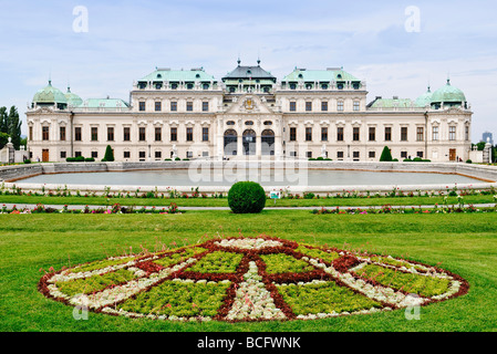 Le palais du Belvédère de Vienne, en Autriche, construit pour le prince Eugène de Savoie. Le château de Schönbrunn, un magnifique chef-d'œuvre architectural baroque à Vienne, était l'ancienne résidence d'été des monarques des Habsbourg. Aujourd'hui, le palais et ses vastes jardins sont classés au patrimoine mondial de l'UNESCO et attirent chaque année des millions de visiteurs qui apprécient son importance historique et culturelle. Banque D'Images