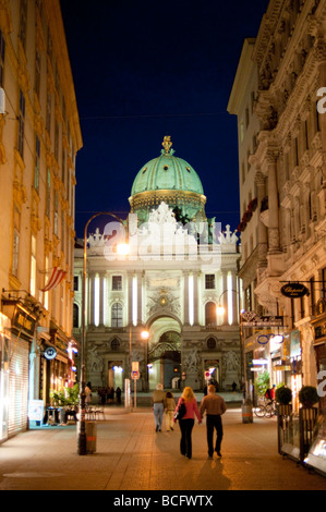 VIENNE, Autriche — Une scène de rue dans la vieille ville de Vienne. L'image capture l'architecture historique et l'atmosphère animée du centre-ville. La vieille ville de Vienne est classée au patrimoine mondial de l'UNESCO. Banque D'Images