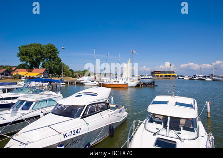 Bateaux dans une marina village Neringa Nida Lituanie Banque D'Images