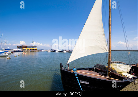 Bateaux dans une marina village Neringa Nida Lituanie Banque D'Images