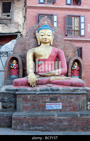 Katmandou, Népal. Statue de Bouddha montrant le geste symbolisant l'Illumination, fermeté, quiétude. Banque D'Images