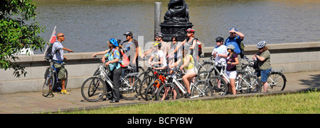 Groupe de cyclistes sur la visite guidée d'escorté au bord de la rivière Thames à Lambeth Banque D'Images