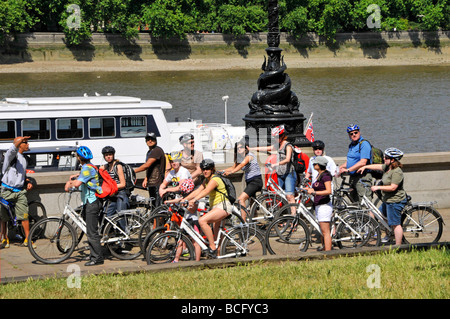 Groupe de cyclistes sur la visite guidée d'escorté au bord de la rivière Thames à Lambeth Banque D'Images