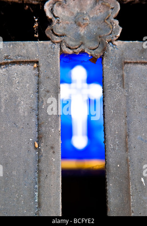 Détail d'un enfeu porte dans le cimetière Montparnasse, Paris, France Banque D'Images