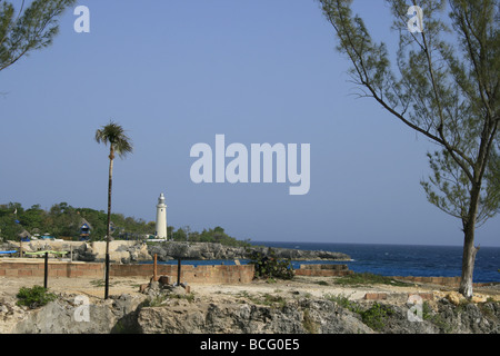 Vue sur le phare construit en 1894 par Rick's Cafe, Negril Banque D'Images