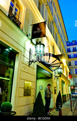 Paris France, extérieur contemporain de l'hôtel de luxe, 'Renaissance Paris Vendome' entrée extérieure de l'hôtel 5 étoiles, personnes sur la rue la nuit, chic Banque D'Images