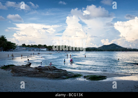 La plage de Chaweng à Koh Samui au crépuscule Banque D'Images