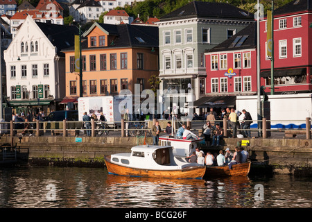 Les adolescents assis au quai du port de Bergen, Norvège Banque D'Images