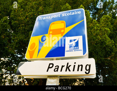 Signe de route pour l'école et arrêt de bus parking : l'Indre, France. Banque D'Images