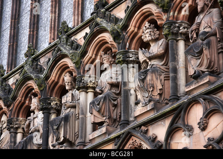 Détail de sculptures et statues sur l'avant de l'ouest de la cathédrale de Lichfield. Banque D'Images