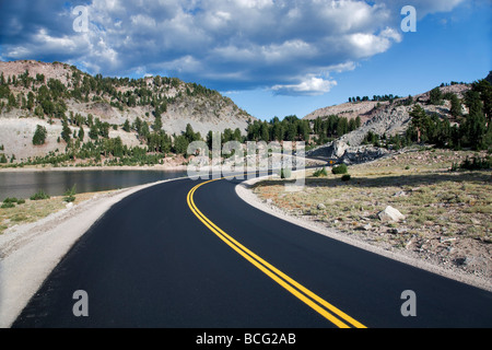 Route à travers le Parc National Lassen Volcanioc Californie Banque D'Images