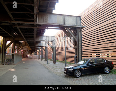 Voiture et de places de stationnement dans un chemin d'accès sous le U Bahn Berlin en Allemagne près de Mendelssohn Bartholdy Park station Banque D'Images