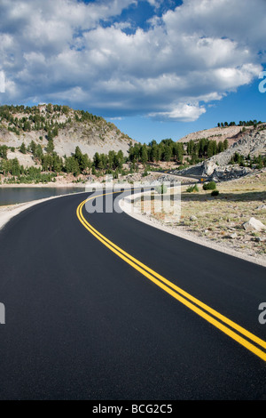 Route à travers le Parc National Lassen Volcanioc Californie Banque D'Images