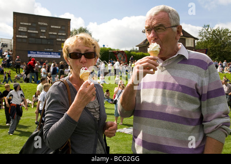 Un couple de retraités profiter d'une glace à la Durham Miners Gala. Comme beaucoup de couples à la retraite, le couple profitent d'une journée d'été. Banque D'Images