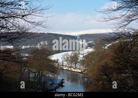 La rivière Wharfe et Barden Tower de la SRCFA Woods, Yorkshire UK Banque D'Images