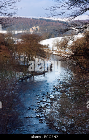 La rivière Wharfe et Barden Tower de la SRCFA Woods, Yorkshire UK Banque D'Images