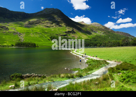 Rivage du lac Buttermere avec 'Stile" de montagne, sur le lac, 'le Lake District' Cumbria England UK Banque D'Images