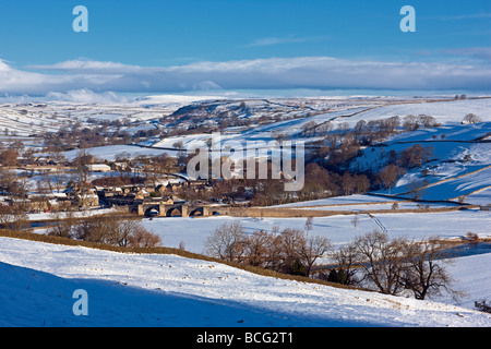 En regardant vers le village de Tonbridge, un jour d'hiver dans le Parc National des Yorkshire Dales UK Banque D'Images