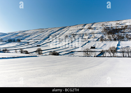 Un jour d'hiver ensoleillé dans la région de Wharfedale près de Kettlewell Yorkshire Dales National Park, Royaume-Uni Banque D'Images