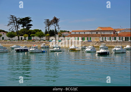 Scène portuaire côtière au port de La Flotte, sur l'Ile de re en France Banque D'Images