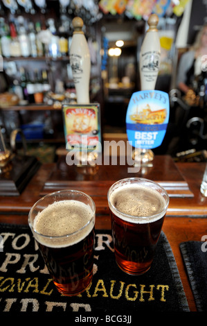 Les pintes de bière sur le Harveys Bar, au Lord Nelson à Trafalgar Street Inn Brighton Sussex UK Banque D'Images