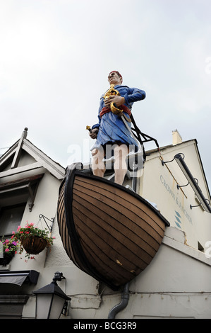 Figure de proue sur la couronne et Anchor pub à Shoreham par mer dans le Sussex UK Banque D'Images