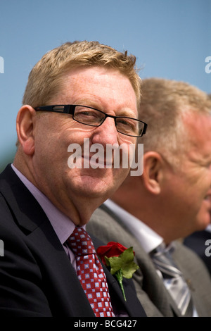 Len McCluskey, Secrétaire général adjoint de l'union s'unir, se trouve sur la plate-forme haut-parleurs au Gala 2009 mineurs de Durham Banque D'Images