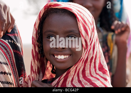 Loin fille vivant dans la dépression Danakil à sec de l'Érythrée Banque D'Images