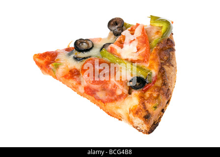 Une tranche de pizza montrant l'usine, y compris les tomates Oignons Poivrons Olives et pepperoni Banque D'Images