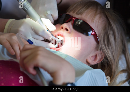 Jeune fille ayant ses dents nettoyées au dentistes Banque D'Images