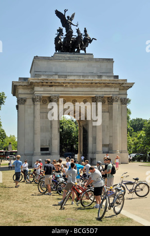 Hyde Park Corner London Wellington Arch groupe de cyclistes sur la visite guidée d'escorté avec guide Banque D'Images