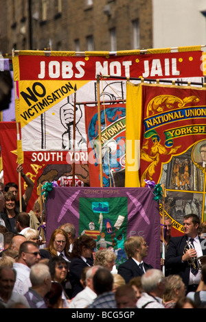 Les gens des différents lodges attendre avec leurs bannières dans le centre de Durham au cours de la 2009 Gala mineurs de Durham. Banque D'Images