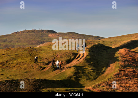 Les promeneurs SUR CAMP BRITANNIQUE UNE COMMUNE SUR LES COLLINES DE MALVERN SUR UNE SOIRÉE DE PRINTEMPS PRÉCOCE UK Banque D'Images