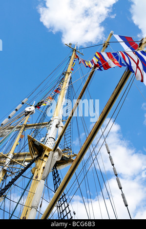 La recherche de navires avec des drapeaux du mât et vergue de lignes de montage de suaires Banque D'Images