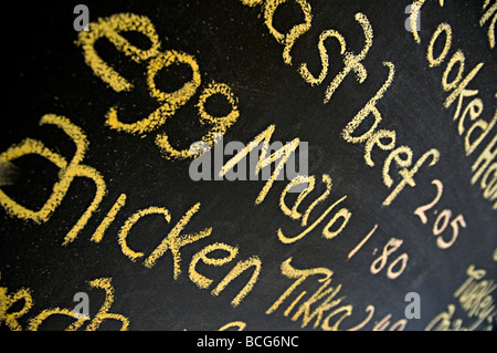 Œuf sur un tableau noir dans un café menu obturations sandwich publicité Banque D'Images